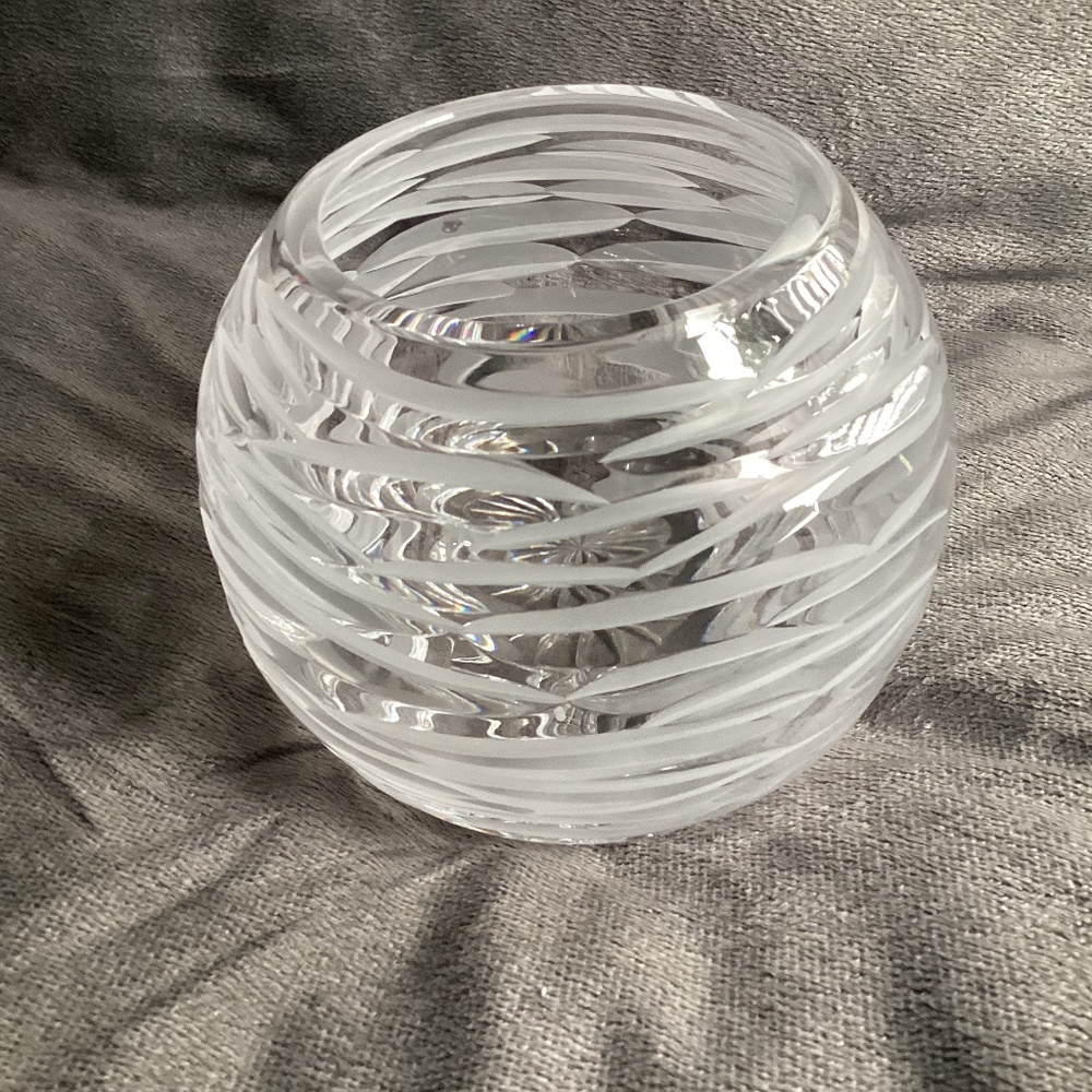 VINTAGE BOMBAY CIE. FLOWY WAVE ROSE CLEAR & FROSTED ROUND SPHERE CRYSTAL VASE
